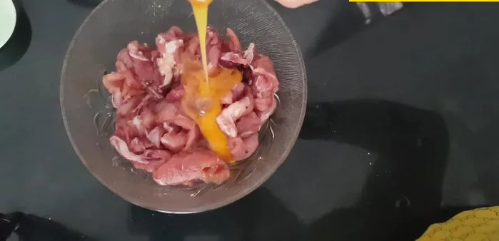 Thêm nửa quả trứng vào, trộn đều.
