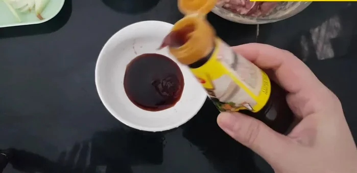 Chuẩn bị nước sốt: nước tương, nước tương đen, bơ, gừng, ớt, dấm.