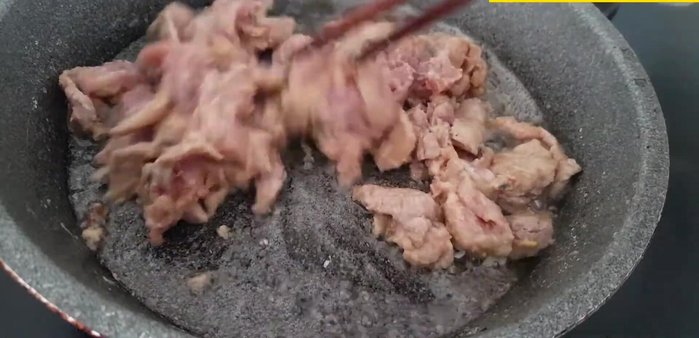 Đun nóng chảo, xào thịt cho đến khi chín tới.