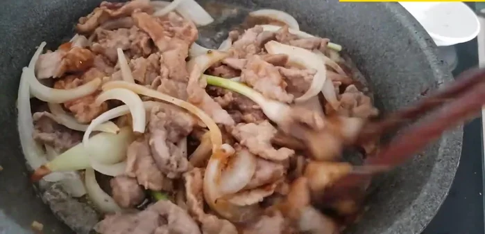 Đun sôi nước sốt, cho thịt vào đảo đều đến khi nước sốt sánh lại.
