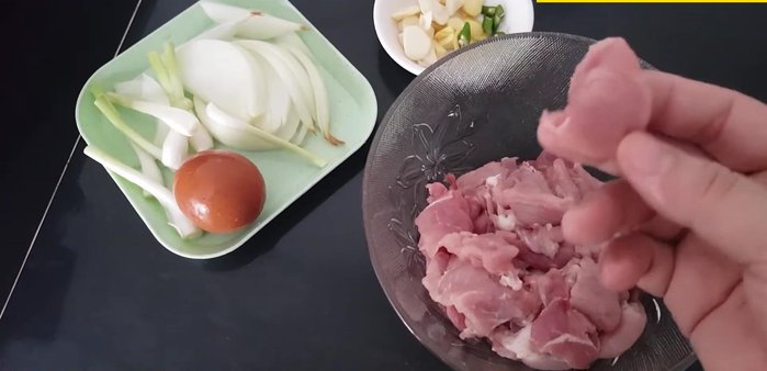 Thái thịt nạc heo thành miếng vừa ăn.