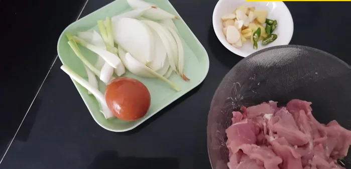 Chuẩn bị các nguyên liệu khác: hành tây thái lát, vừng, gừng, tỏi, ớt xắt lát, trứng gà.