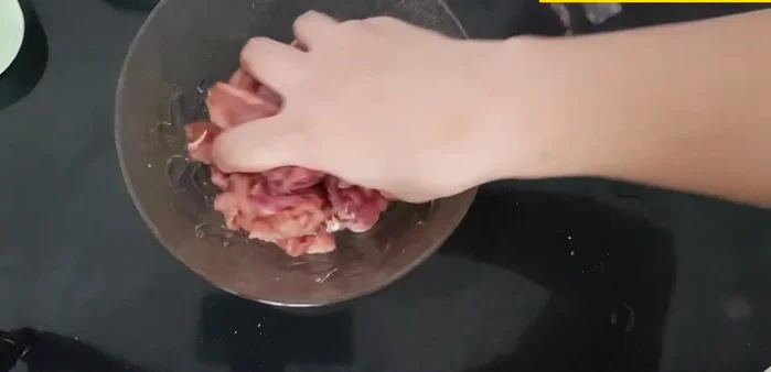 Bóp nhẹ thịt để gia vị thấm đều.