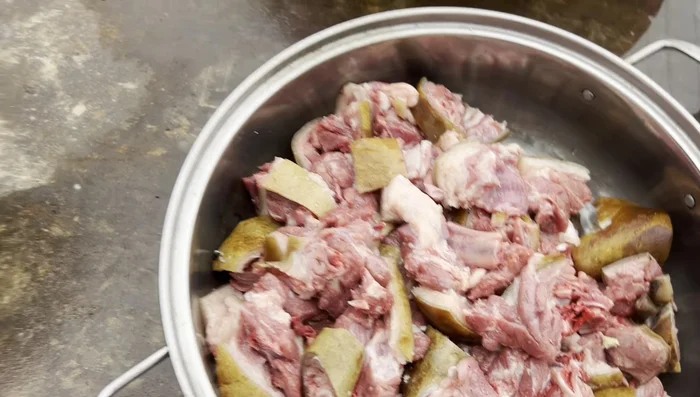 Sơ chế thịt chó: Trụng thịt chó qua nước sôi có pha 2 chén rượu trắng và sả để khử mùi và loại bỏ máu.