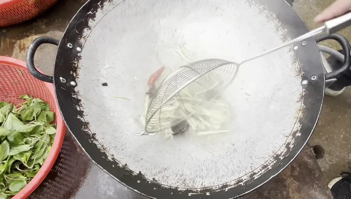 Thêm thịt chó: Cho thịt chó đã trụng vào phi cùng gia vị cho đến khi thịt săn lại và dậy mùi thơm.