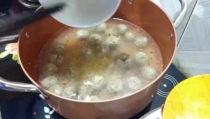 Cho đường, hạt nêm, muối vào, khuấy đều. Đậy nắp nồi lại.