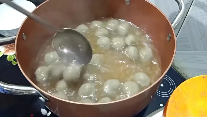 Nêm nếm lại cho vừa khẩu vị. Cho thêm tiêu, ớt, rau thơm.