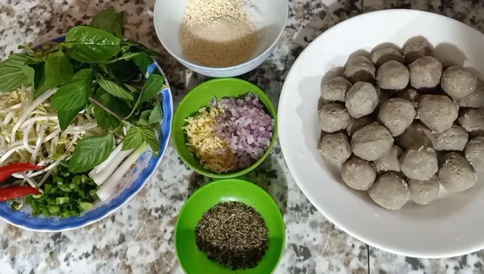 Rửa sạch mì. Một số người thích trụng mì qua nước sôi trước khi chế biến.
