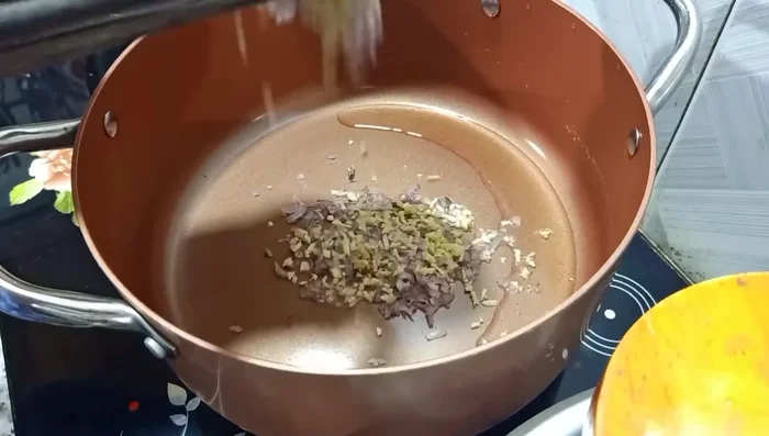 Bắc nồi lên bếp, cho dầu ăn vào, đợi dầu nóng thì cho tỏi, hành tím vào phi thơm.