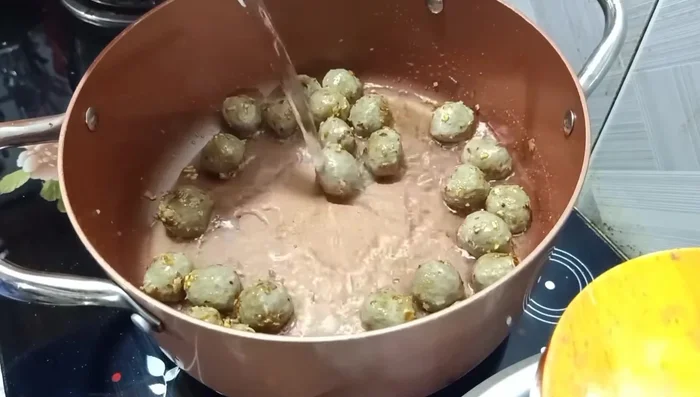 Cho nước vào (lượng nước tùy thuộc vào số lượng bò viên).