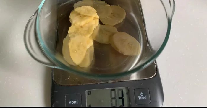 Chuẩn bị chuối: Nghiền nát 50-55g chuối chín, thêm vài giọt chanh để tránh bị thâm.