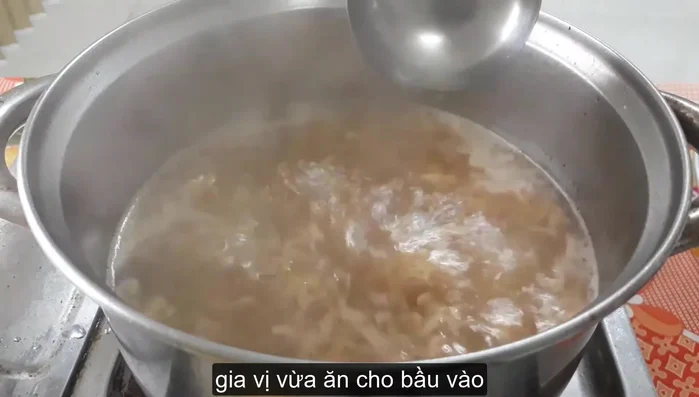 Cho bầu đã cắt vào nồi nước đang sôi.