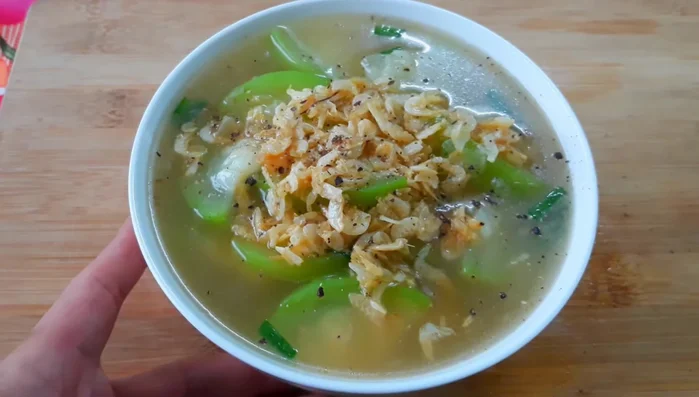 Rắc hành lá lên trên và tắt bếp.