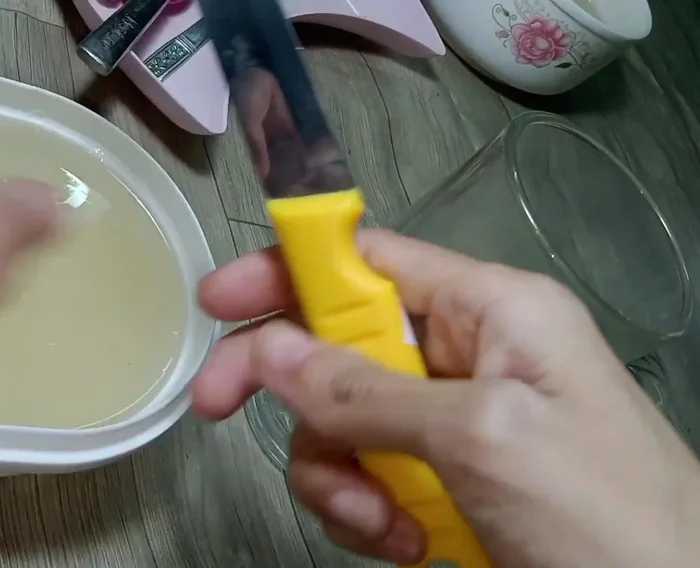 Đổ hỗn hợp vào khuôn, để vào tủ lạnh khoảng 15 phút cho đông lại (112.38).