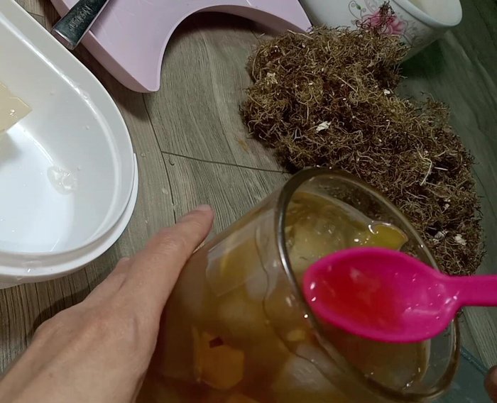 Chuẩn bị nước đường: cho đường (đường nâu hoặc đường trắng), gừng vào nước, đun sôi cho đường tan (179.819).