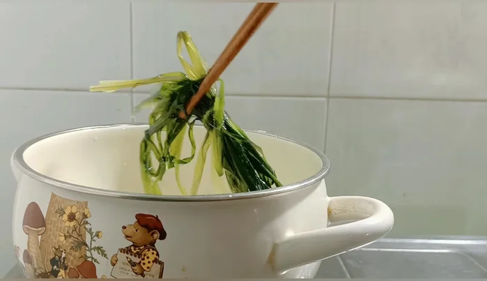 Nấu khoảng 15 phút cho đến khi kê chín. Vớt lá dứa ra, tắt bếp.