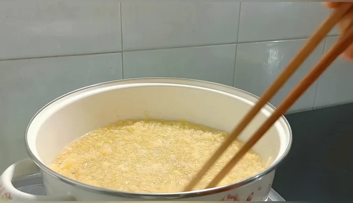 Cho nước đường phèn vào nồi chè, khuấy đều tay liên tục trên lửa lớn (để tránh bị khét).