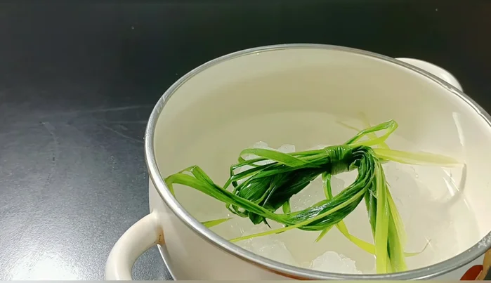 Nấu đường phèn với nửa lít nước và vài lá dứa cho thơm. (Đường phèn tan chậm nên dùng lửa nhỏ)