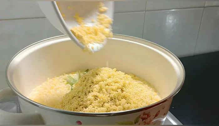 Đậu xanh sôi được 10 phút, cho kê (đã ngâm cùng đậu xanh) vào nấu cùng. Dùng lửa nhỏ.