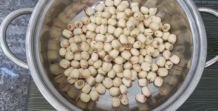 Luộc hạt sen trong khoảng 10 phút cho mềm.