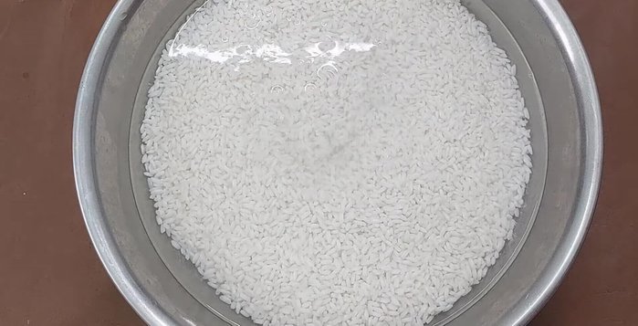 Chắt bỏ nước ngâm nếp.