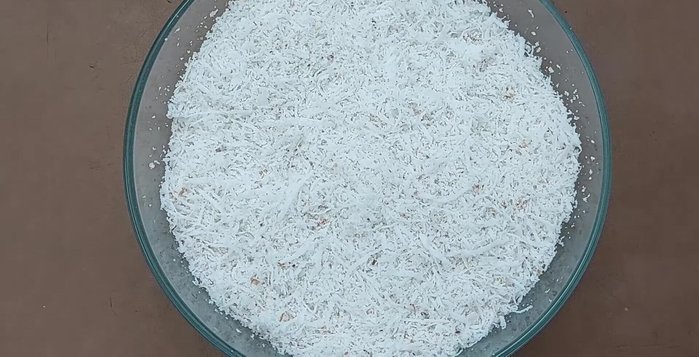 Vắt lấy 300ml nước cốt dừa từ 300g dừa nạo.