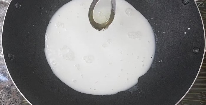 Xào nếp với nước cốt dừa, dầu ăn và muối khoảng 5 phút cho nước cốt dừa ngấm vào nếp.