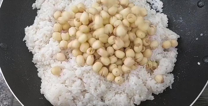 Trộn hạt sen vào nếp đã xào.