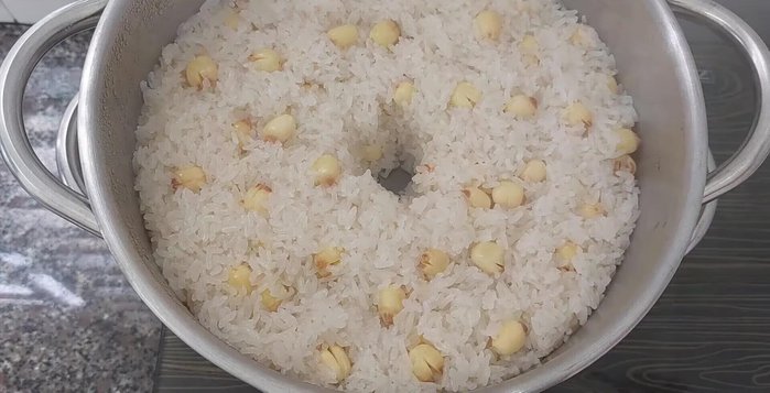 Gắp lá dứa ra, xới xôi ra đĩa và rắc đậu phộng rang lên trên.