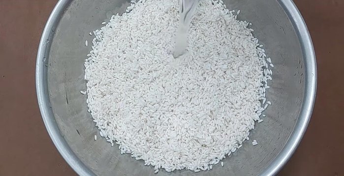 Vo sạch nếp và ngâm trong 2 giờ cho mềm.