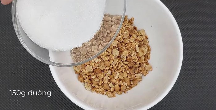 Trộn đều đậu phộng, đường, mè và muối.