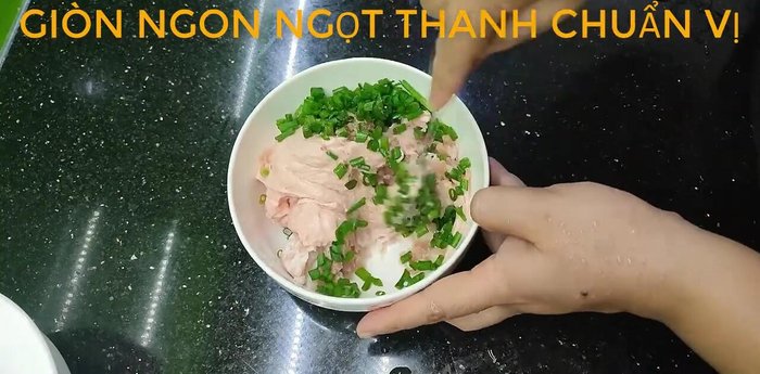 Trần bún với nước nóng cho mềm và bớt chua.