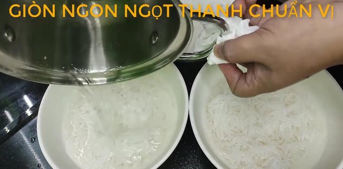Vớt bún ra để ráo nước rồi cho vào bát.