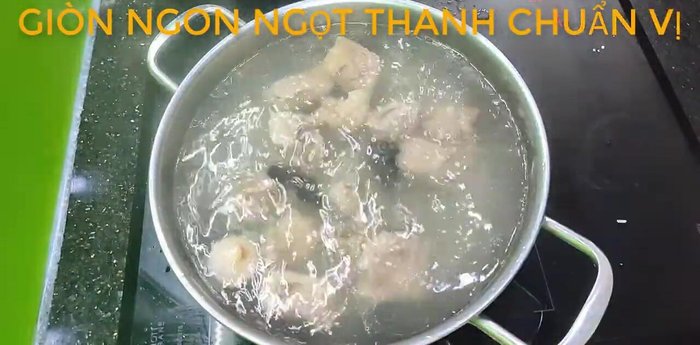 Ninh nước xương khoảng 30 phút. Cho tai chua khô (đã rửa sạch) vào nước dùng để tạo vị chua tự nhiên.