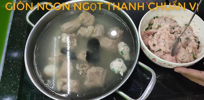 Cho mọc vào nồi nước dùng đang sôi, nấu khoảng 7-10 phút cho chín.