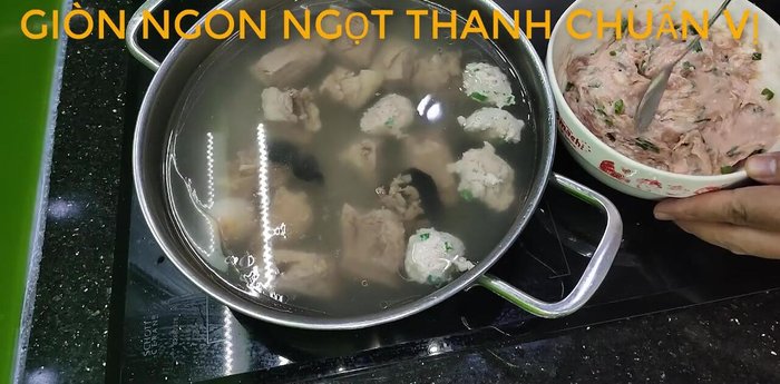 Vớt mọc ra cho vào bát bún.