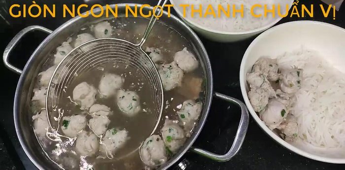 Bày các nguyên liệu lên bát bún: mọc, dọc mùng, giò, chả, hành lá, rau mùi, ớt (tùy thích).