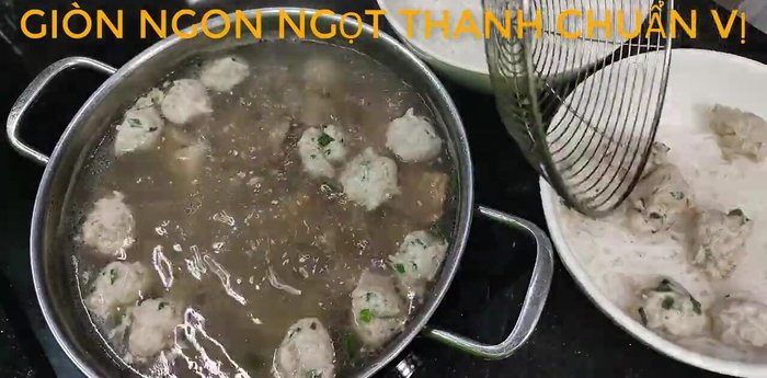 Chan nước dùng ngập các nguyên liệu.