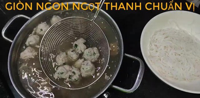 Sơ chế dọc mùng: tước bỏ xơ, rửa sạch, bóp với muối và nước cho hết nhựa và hết ngứa.