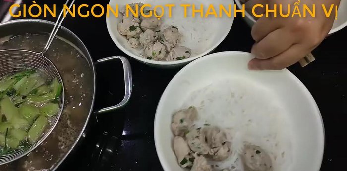 Trần dọc mùng khoảng 3-5 phút cho chín tới và giòn.