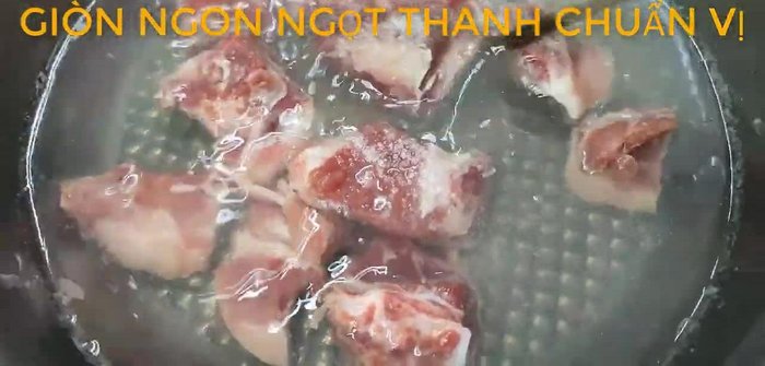 Trần xương sườn với nước sôi và chút muối cho sạch. Rửa sạch và ninh xương với nước mới, thêm muối, đường, hạt nêm, hành khô (nướng thơm càng tốt), gừng nướng (tùy chọn).