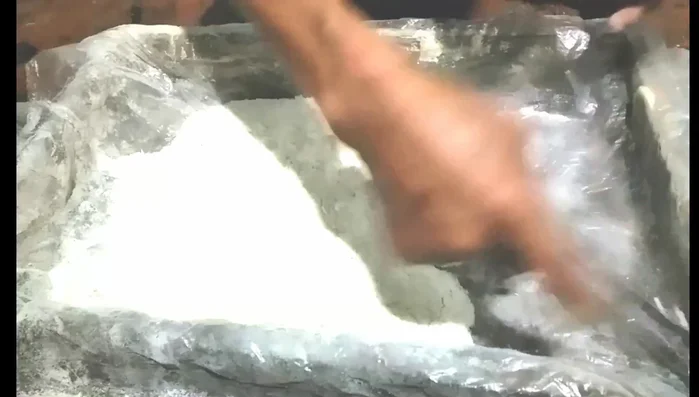 Chuẩn bị bột mì ở dưới đáy khuôn.