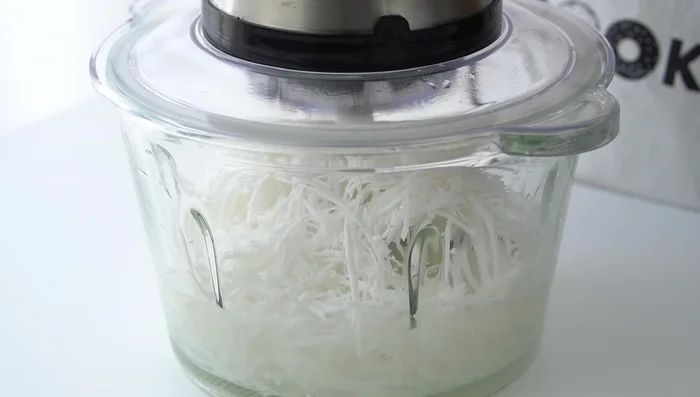 Làm nước cốt dừa: Xay dừa với 100ml nước, lọc lấy nước cốt. Phần xác dừa có thể sấy khô.