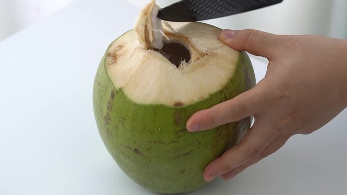 Cho nước dừa vào nồi, thêm 70 gam đường và 6 gam bột rau câu. Khuấy đều và để khoảng 15 phút cho rau câu nở.
