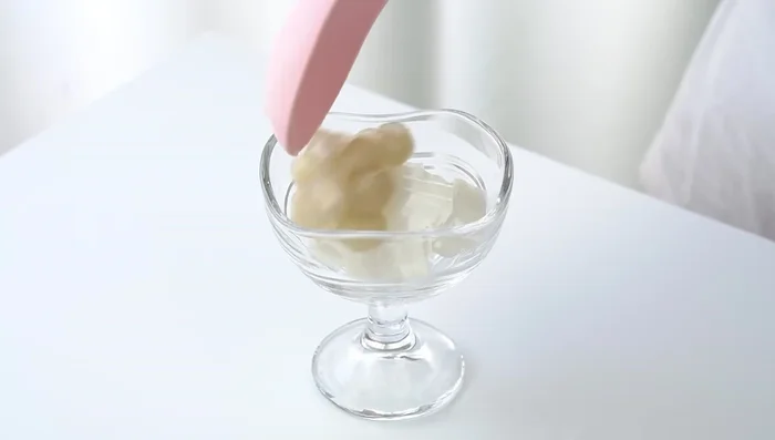 Cho các lớp topping (thạch, dừa non, dừa già, trân châu) vào ly, chan nước cốt dừa lên trên, thêm sữa đặc, sữa tươi nếu thích.
