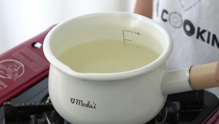 Đun sôi hỗn hợp trên lửa vừa, vừa đun vừa quấy đều. Hớt bọt để thạch đẹp hơn.