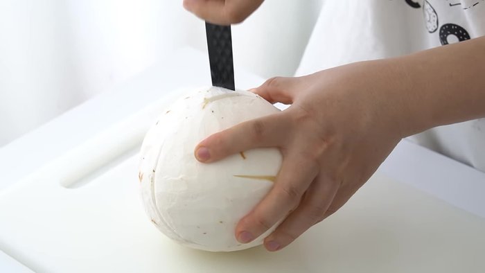 Chuẩn bị 1 quả dừa non và 1 quả dừa già. Lấy nước dừa, bỏ phần ruột qua một bên.