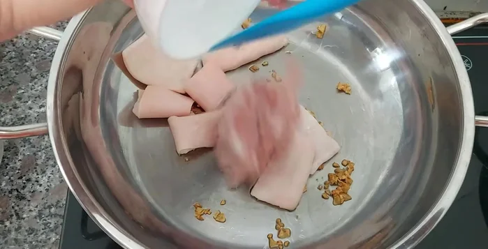 Nấu nước dùng: Phi thơm tỏi, cho da heo, 100g thịt băm vào xào. Thêm 2.5 lít nước, 2 muỗng canh đường, 1/3 muỗng canh bột ngọt, 1 muỗng canh hạt nêm, nửa muỗng canh muối, tiêu. Đun sôi, cho củ cải trắng vào nấu mềm.