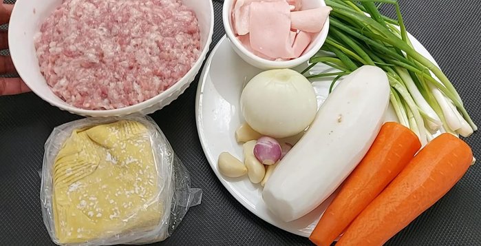 Đâm nhỏ thịt ba chỉ, da heo, hành tím, tỏi. Sắc cà rốt thành sợi, cắt hành lá, hành tây.