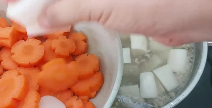 Thêm cà rốt, hành tây vào, nêm nếm lại cho vừa ăn. Tắt bếp.